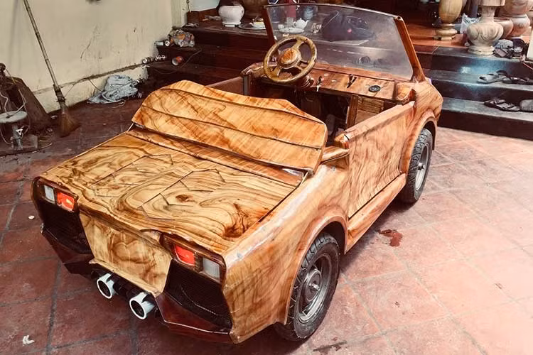 Tuy nhiên ngoài những lời khen, cũng có nhiều ý kiến trái chiều lại cho rằng - nếu cứ tiếp tục lưu thông chiếc xe này, rất có thể cả người và xe sẽ gây nguy hiểm cho những người tham gia giao thông khác bởi nó chưa đủ điều kiện và được phép lưu thông, thậm chí còn bị công an thu giữ.