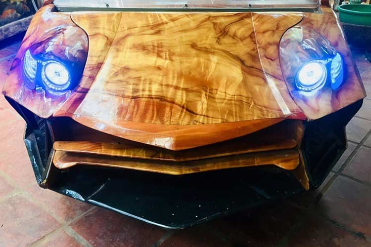 Theo tìm hiểu, chú rể trong lễ cưới độc đáo trên là Dương Văn Trung (sinh năm 1993, Sơn Tây, Hà Nội) còn cô dâu là Kim Ngân. Lễ cưới của cặp đôi được tổ chức vào cuối tháng 12 vừa qua. Theo chia sẻ của chú rể Văn Trung thì chiếc siêu xe Lamborghini tự chế sử dụng trong đám cưới là do mình tự lên ý tưởng và thực hiện cách đây 1 năm.