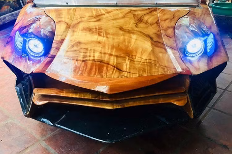 Theo tìm hiểu, chú rể trong lễ cưới độc đáo trên là Dương Văn Trung (sinh năm 1993, Sơn Tây, Hà Nội) còn cô dâu là Kim Ngân. Lễ cưới của cặp đôi được tổ chức vào cuối tháng 12 vừa qua. Theo chia sẻ của chú rể Văn Trung thì chiếc siêu xe Lamborghini tự chế sử dụng trong đám cưới là do mình tự lên ý tưởng và thực hiện cách đây 1 năm.