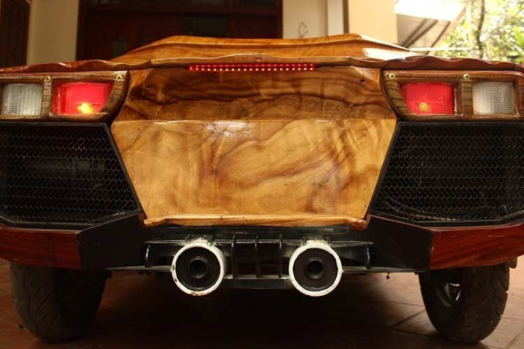 Được biết, chiếc siêu xe Lamborghini bằng gỗ rước dâu này có chiều dài 2m17, rộng 1m07, cao khoảng 0,5m. Theo thiết kế, xe có tải trọng tối đa khoảng 2 tạ với thiết kế 4 chỗ ngồi, chạy bằng động cơ điện. Trong đó, mỗi lần sạc đầy bình có thể đi được quãng đường dài 30km, với vận tốc trung bình khoảng 20-30km/ giờ.