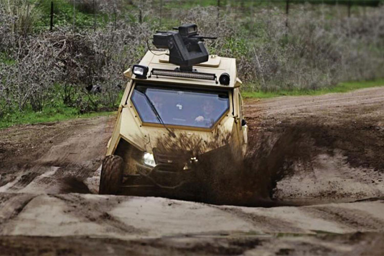 Chưa hết, Plasan Yagu còn có thể chở được tối đa 3 người lính bên trong - nó cũng được trang bị thiết bị bay drone tích hợp và hệ thống vũ khí hạng nhẹ điều khiển từ xa trên nóc. Với thiết bị bay drone này, những người lính ngồi bên trong sẽ không càn phải thò cổ ra ngoài cửa sổ quan sát.