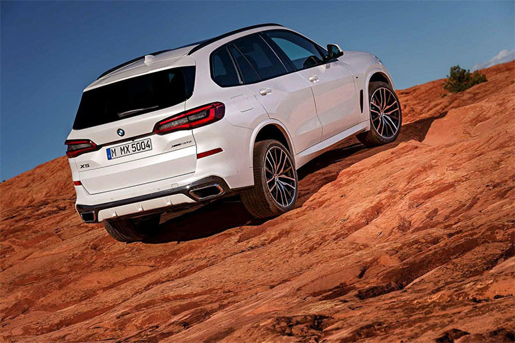 X5 mới sẽ được xây dựng trên 2 phong cách: xLine trang trọng và M-Sport thể thao. Ngoài ra, BMW còn cho phép khách hàng cá nhân hoá thông qua chương trình BMW Individual. Cùng với 5-Series và 7-Series, BMW X5 thế hệ mới đã chuyển sang sử dụng nền tảng mô-đun CLAR (Cluster Architecture) mới với khung sườn được làm từ hợp kim nhôm; giúp xe nhẹ hơn mẫu xe tiền nhiệm từ 100kg – 150kg.