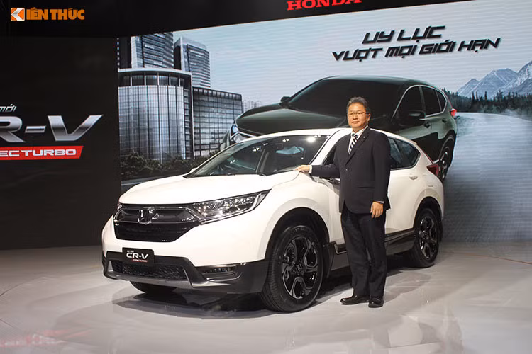 Vào ngày 13/11/2017, Honda Việt Nam (HVN) đã ra mắt thị trường dòng xe Honda CR-V 7 chỗ thế hệ hoàn toàn mới với giá bán lẻ đề xuất dự kiến dưới 1,1 tỷ đồng và thời điểm bán hàng dự kiến vào tháng 1/2018. Honda CR-V thế hệ thứ 5 được khách hàng đón nhận nhiệt tình với hơn 2.000 đơn đặt hàng tính đến cuối tháng 12/2017.