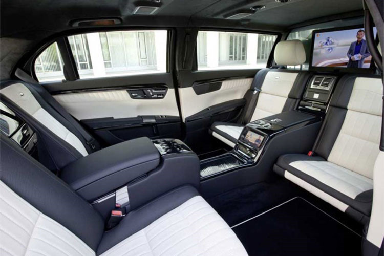 Khoang hành khách được tách biệt với khoang lái, như cách bố trí của hầu hết các mẫu limousine khác. Lớp kính ngăn cách giữa hai khoang này được thiết kế đặc biệt và có thể làm mờ chỉ bằng một nút bấm trên xe khi cần thiết. Nóc xe được thiết kế lại, tăng thêm diện tích sử dụng cho người ngồi bên trong.