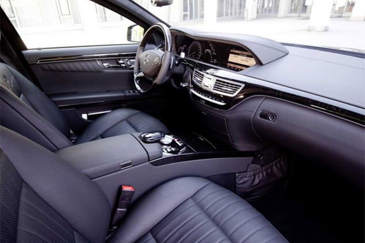 Về thiết kế, xe chống đạn Mercedes-Benz S600 Pullman Guard dài hơn đáng kể so với một chiếc xe thuộc dòng S-Class tiêu chuẩn của thương hiệu ôtô Đức bán ra trên thị trường. Thân xe được kéo dài thêm 1.143 mm, bổ sung thêm một hàng ghế, nên khoang hành khách phía sau có thể chở 4 người, ngồi quay mặt vào nhau.