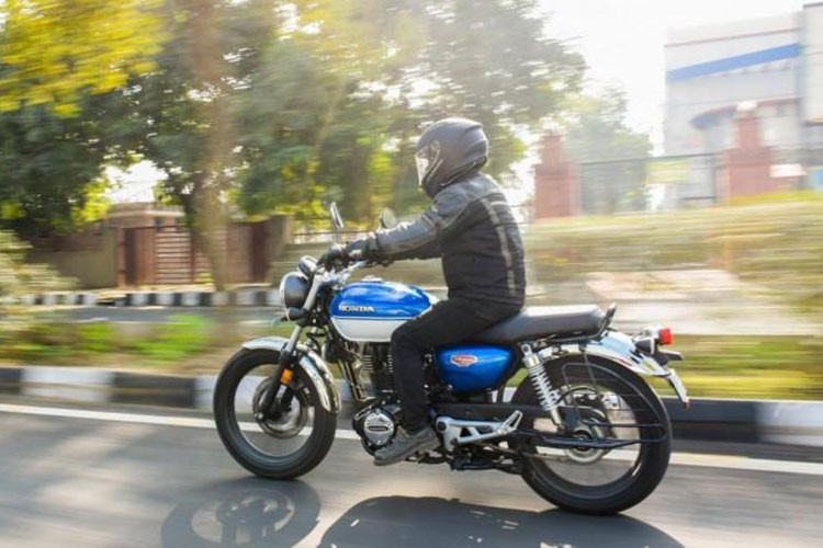 Bộ vành 19 inch phía trước đi kèm lốp 100/90-19, trong khi bánh sau 17 inch sử dụng lốp 150/70-17, mang đến độ bám đường tốt và cảm giác lái ổn định hơn. Hệ thống phanh đĩa đơn trên cả 2 bánh cùng ABS 2 kênh giúp gia tăng sự an toàn cho người lái.