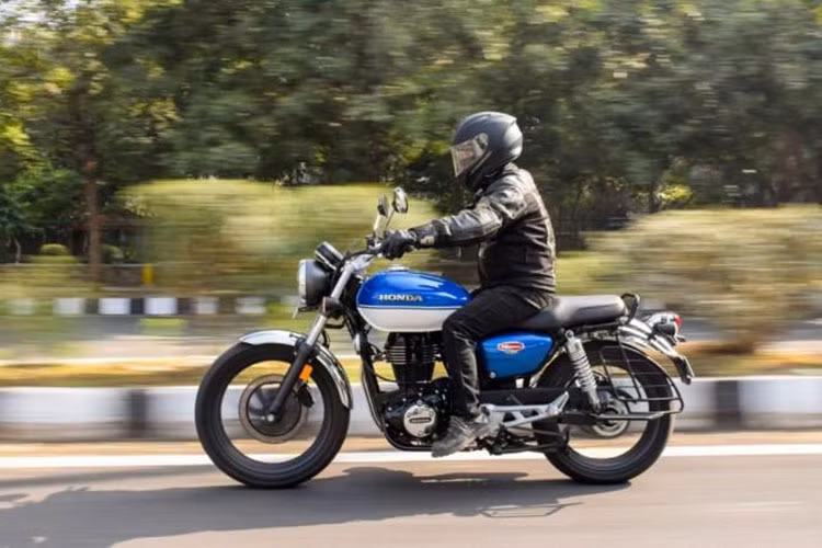 Về mặt công nghệ, CB350RS 2025 tiếp tục được Honda trang bị hàng loạt tiện ích hiện đại. Phiên bản DLX Pro được tích hợp hệ thống điều khiển bằng giọng nói trên điện thoại thông minh của Honda, giúp người dùng dễ dàng kết nối và sử dụng các chức năng thông minh ngay trong lúc lái xe.