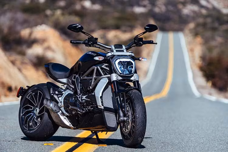 Ducati X-Diavel bi trieu hoi vi nguy co tai nan vi chan chong