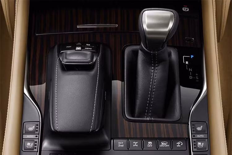 Việc LX570 đang được giảm giá mạnh tại thị trường Malaysia, được xem như động thái dọn đường cho thế hệ mới của mẫu xe này chuẩn bị ra mắt. Phiên bản mới của mẫu SUV cỡ lớn này vừa chính thức trình làng tại Triển lãm ôtô Los Angeles 2017 với thêm bản 5 chỗ.