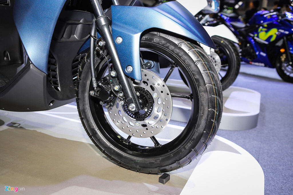 Tất cả phiên bản Lexi đều trang bị vành đúc, phanh đĩa phía trước tích hợp chống bó cứng phanh ABS. Phía trước trang bị giảm xóc ống lồng thuỷ lực.