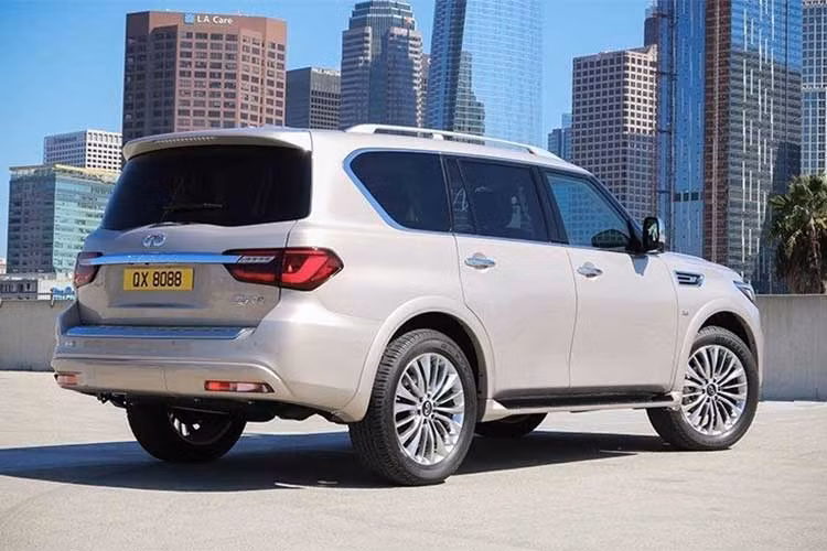 Mặc dù vẫn sử dụng nền tảng từ đời cũ ra mắt từ 2010, nhưng thiết kế mới khiến QX80 2018 tạo cảm giác đồ sộ và to lớn hơn. Phía sau xe xuất hiện cụm đèn pha theo phong cách mới và cản va nâng cấp, cửa khoang hành lý cũng được tái thiết kế, dải crôm mới, đi kèm bộ vành 20 inch tiêu chuẩn và 22 inch tùy chọn.