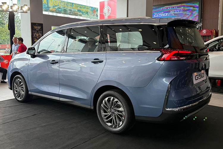 Tuy nhiên, hai bản thấp sử dụng đèn pha halogen projector, trong khi bản cao cấp nhất dùng LED projector. Mẫu xe này cũng có ba tùy chọn mâm xe: mâm sắt 16 inch, mâm đúc 16 inch và mâm đúc 17 inch. 