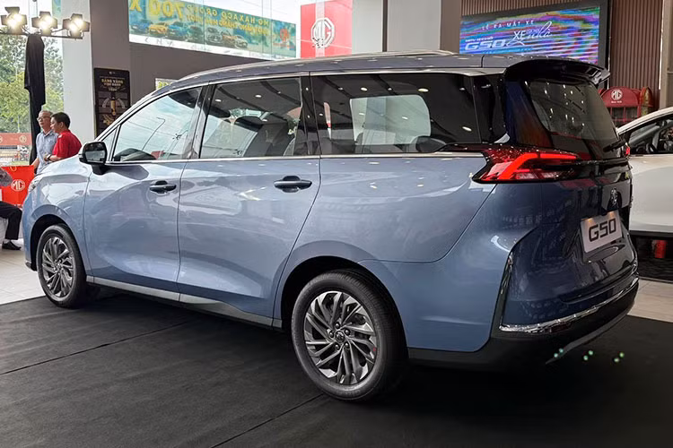 Tuy nhiên, hai bản thấp sử dụng đèn pha halogen projector, trong khi bản cao cấp nhất dùng LED projector. Mẫu xe này cũng có ba tùy chọn mâm xe: mâm sắt 16 inch, mâm đúc 16 inch và mâm đúc 17 inch. 