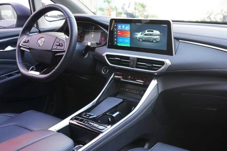 Một số tiện nghi đáng chú ý trên bản này gồm sạc không dây, hệ thống âm thanh 6 loa, điều hòa tự động một vùng, cửa gió riêng cho hàng ghế sau, phanh tay điện tử, ghế da, ghế trước chỉnh điện. Phiên bản này cũng có tùy chọn 7 chỗ thay vì chỉ có 8 chỗ như hai phiên bản còn lại. 