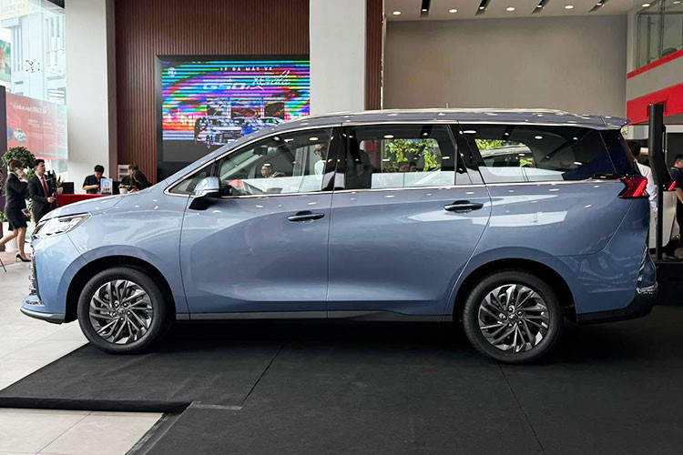 So với các đối thủ như Toyota Innova Cross hay Hyundai Custin, mẫu xe này có thông số tương đồng nhưng giá bán lại gần với các MPV cỡ nhỏ như Mitsubishi Xpander (560 - 698 triệu đồng), Toyota Veloz Cross (638 - 660 triệu đồng) hay Kia Carens (589 - 779 triệu đồng).