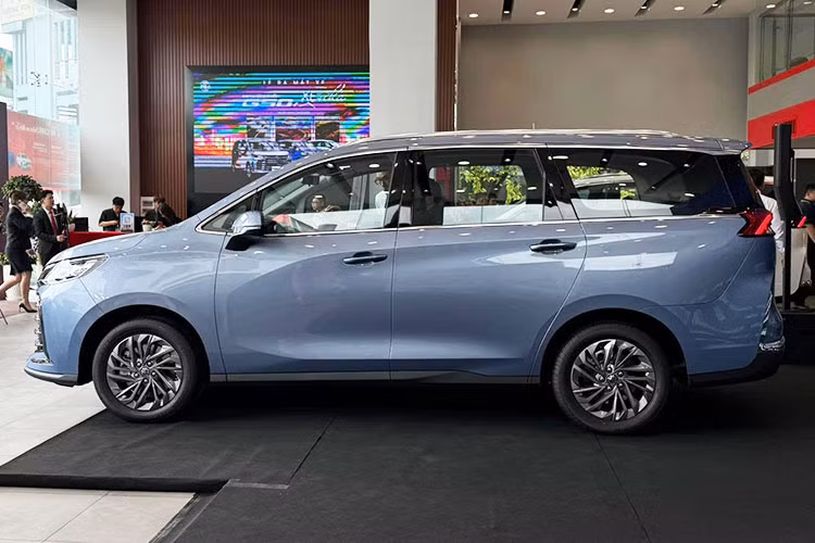 So với các đối thủ như Toyota Innova Cross hay Hyundai Custin, mẫu xe này có thông số tương đồng nhưng giá bán lại gần với các MPV cỡ nhỏ như Mitsubishi Xpander (560 - 698 triệu đồng), Toyota Veloz Cross (638 - 660 triệu đồng) hay Kia Carens (589 - 779 triệu đồng).