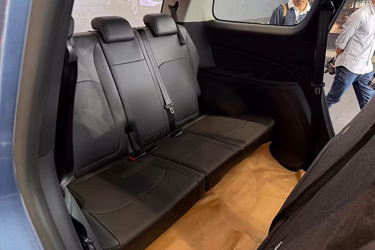 Xe sử dụng chìa khóa cơ để khởi động, vô lăng không được bọc da và không hỗ trợ kết nối Bluetooth. Ngoài ra, bản này cũng thiếu đèn đọc sách cho hàng ghế thứ hai và không có các nút điều chỉnh tích hợp trên vô lăng.