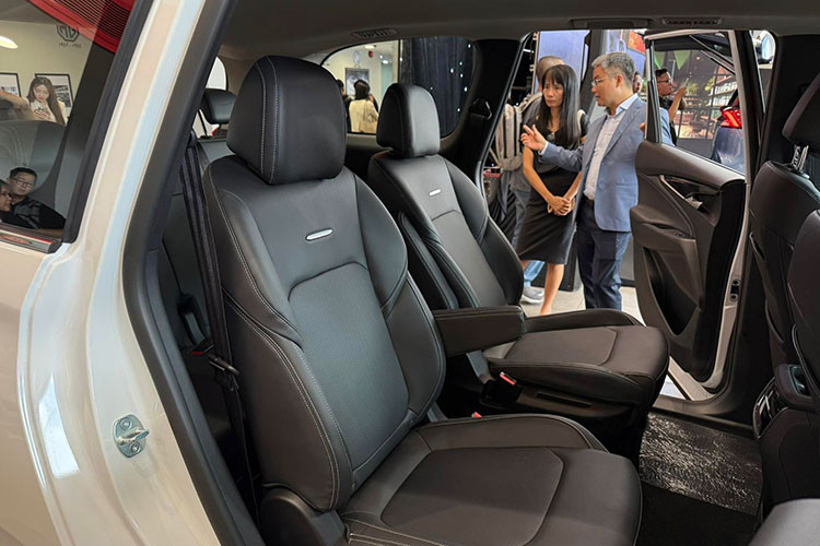 Phiên bản AT DEL sở hữu các tiện nghi đơn giản hơn với ghế ngồi bọc nỉ, hàng ghế trước chỉnh cơ, hệ thống điều hòa chỉnh tay thay vì tự động và dàn âm thanh chỉ gồm 4 loa. Trong khi đó, bản tiêu chuẩn MT COM có sự cắt giảm đáng kể về trang bị, bao gồm việc loại bỏ màn hình giải trí cảm ứng, thay thế bằng hệ thống radio cơ bản.