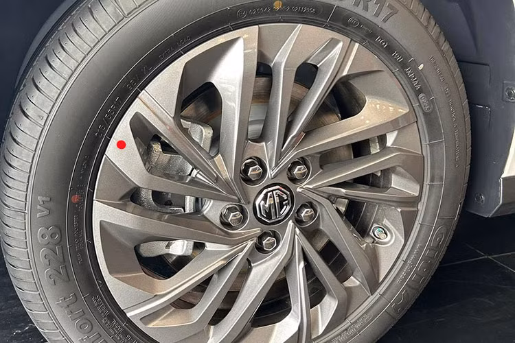 Tạo hình MG G50 của Trung Quốc thuần kiểu MPV truyền thống với những đường nét vuông vức, khối hộp bên ngoài, trừ phần đầu bo tròn phong cách trẻ trung. Giống đối thủ đồng hương GAC M6 Pro, cửa sau của MG G50 mở kiểu truyền thống thay vì dạng cửa lùa như Hyundai Custin. 