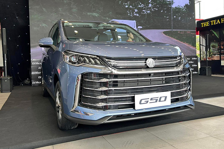 Về kích thước tổng thể, mẫu xe MPV MG G50 có thông số chiều dài x rộng x cao lần lượt là 4.825 x 1.825 x 1.778 mm, trục cơ sở dài 2.800 mm. Thiết kế G50 không có nhiều điểm chung với các mẫu xe MG khác tại Việt Nam. Xe được trang bị đèn LED định vị ban ngày và tính năng bật/tắt đèn pha tự động trên tất cả các phiên bản. 