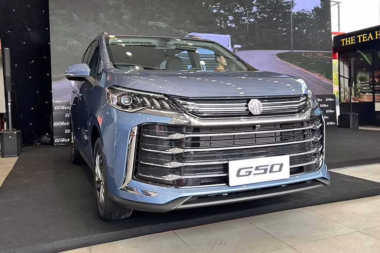 Về kích thước tổng thể, mẫu xe MPV MG G50 có thông số chiều dài x rộng x cao lần lượt là 4.825 x 1.825 x 1.778 mm, trục cơ sở dài 2.800 mm. Thiết kế G50 không có nhiều điểm chung với các mẫu xe MG khác tại Việt Nam. Xe được trang bị đèn LED định vị ban ngày và tính năng bật/tắt đèn pha tự động trên tất cả các phiên bản. 