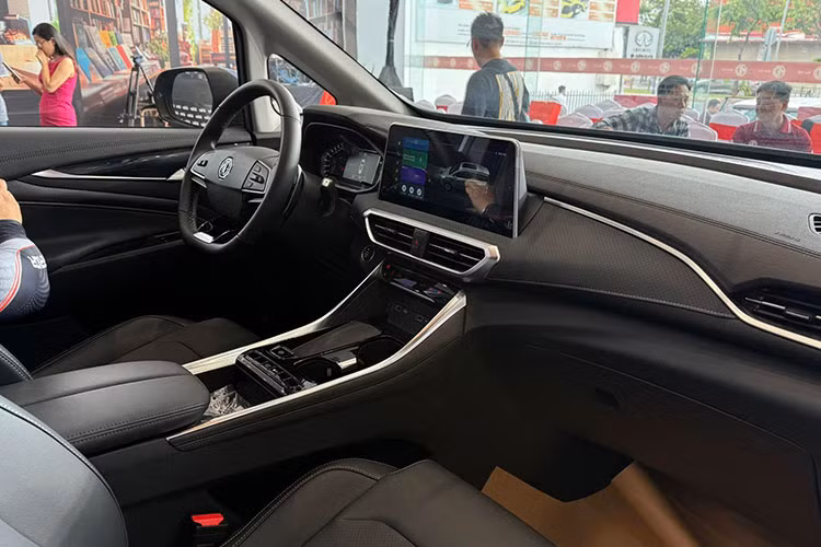 Khoang cabin MG G50 khá rộng rãi. Phiên bản AT LUX cao cấp nhất sở hữu màn hình giải trí cảm ứng 12,3 inch, hỗ trợ Apple CarPlay, cùng màn hình đa thông tin 10,25 inch trên bảng đồng hồ. Vô lăng tích hợp nút bấm điều chỉnh nhanh, có lẫy chuyển số và cần số mang phong cách Mercedes-Benz.