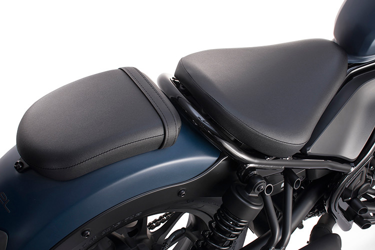 Bên cạnh nâng cấp ở hệ thống chiếu sáng và đồng hồ, Honda Rebel 500 cũng được nâng cấp giảm xóc sau dạng cao su giảm chấn, yên xe cũng mềm mại và êm ái hơn so với phiên bản cũ.