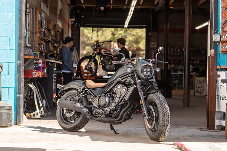 Honda Việt Nam vừa chính thức giới thiệu mẫu Honda Rebel 500 phiên bản mới với một số nâng cấp vượt trội hơn so với phiên bản cũ hiện có. Các trang bị mới đáng chú ý trên Honda Rebel có thể kể đến đèn pha, đồng hồ, giảm xóc và yên xe.