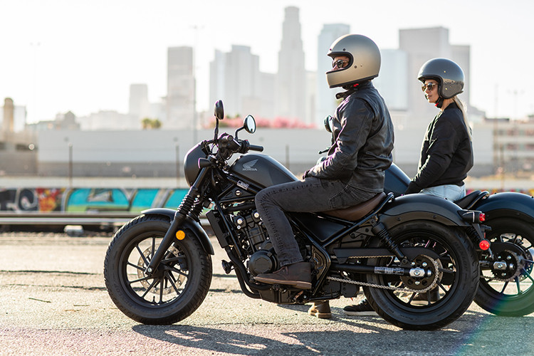 Thiết kế tổng thể và các trang bị khác trên xe không có gì thay đổi. Ngoại hình của Honda Rebel 500 2020 mới mang kiểu dáng Bobber đặc trưng đầy phòng khoáng và mạnh mẽ. Các chi tiết như đèn pha, đồng hồ, hệ thống treo đều mang vẻ hoài cổ, tôn vinh dáng vẻ của những chiếc cruiser cổ điển.