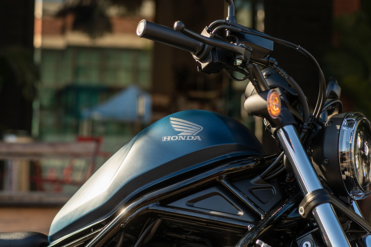 Bên cạnh đó đồng hồ của phiên bản mới cũng có thêm thông tin về mức tiêu thụ nhiên liệu của xe. Ổ khóa của Rebel 500 được đặt thuận tiện phía dưới, bên trái thùng xăng giống như thiết kế thường thấy trên các dòng xe Cruiser.