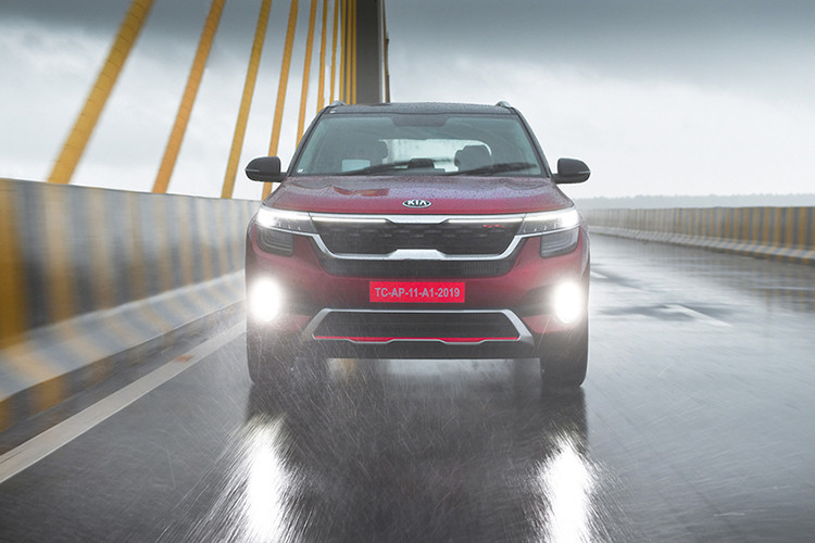 Xe sở hữu động cơ máy xăng Smartstream 4 xi-lanh, hút khí tự nhiên, dung tích 1,5 lít với công suất tối đa 115 mã lực và mô-men xoắn cực đại 144 Nm. Thứ hai là động cơ xăng 4 xi-lanh, tăng áp, dung tích 1,4 lít, sản sinh công suất tối đa 140 mã lực và mô-men xoắn cực đại 242 Nm. Cuối cùng là động cơ diesel 4 xi-lanh, tăng áp, dung tích 1,5 lít, cho công suất tối đa 115 mã lực và mô-men xoắn cực đại 250 Nm.