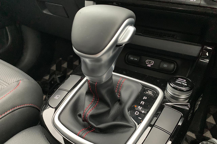 Chưa hết, Kia Seltos 2020 tại thị trường Ấn Độ còn có gói kết nối mang tên UVO Connect, bao gồm tính năng ra lệnh bằng giọng nói dựa trên trí thông minh nhân tạo, lần theo dấu vết xe bị ăn trộm, khởi động máy từ xa, điều khiển hệ thống lọc không khí từ xa... TRang bị an toàn gồm; 6 túi khí, hệ thống chống bó cứng phanh ABS, cân bằng điện tử, kiểm soát ổn định thân xe, hỗ trợ khởi hành ngang dốc, cảm biến đỗ xe...