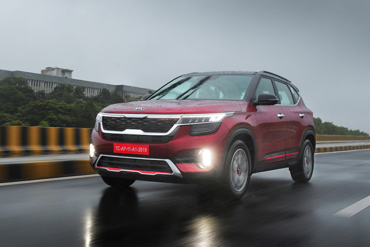 Các động cơ trên sẽ đồng hành cùng hộp số sàn 6 cấp, CVT, hộp số tự động 6 cấp hoặc hộp số tự động ly hợp kép 7 cấp. Đáng tiếc là Kia Seltos 2020 không có hệ dẫn động 4 bánh toàn thời gian. Tại thị trường Ấn Độ, Seltos 2020 có tổng cộng 8 bản trang bị khác nhau. Giá xe Kia Seltos 2020 dao động trong khoảng từ 969.000 - 1.599.000 Rupee (khoảng 314 - 519 triệu đồng).