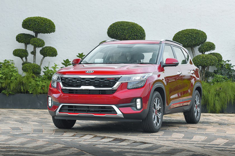 Mẫu SUV cỡ B Kia Seltos 2020 mới lần đầu tiên được giới thiệu với khách hàng toàn cầu tại sự kiện tại Ấn Độ vào hồi cuối tháng 6/2019. Tuy nhiên, mãi đến cuối tháng 8/2019, mẫu xe giá rẻ này mới chính thức được bày bán tại thị trường Ấn Độ và gây sức hút mạnh tới người tiêu dùng.