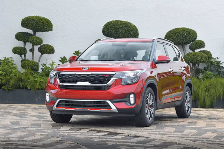 Mẫu SUV cỡ B Kia Seltos 2020 mới lần đầu tiên được giới thiệu với khách hàng toàn cầu tại sự kiện tại Ấn Độ vào hồi cuối tháng 6/2019. Tuy nhiên, mãi đến cuối tháng 8/2019, mẫu xe giá rẻ này mới chính thức được bày bán tại thị trường Ấn Độ và gây sức hút mạnh tới người tiêu dùng.