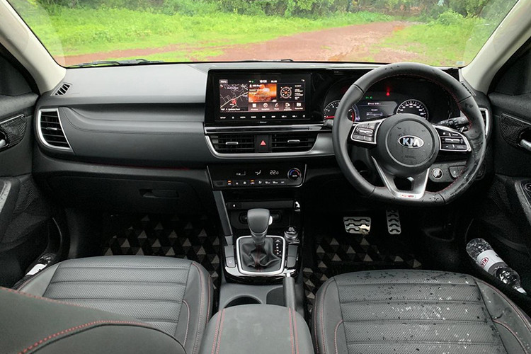 Kia Seltos 2020 dài 4.375 mm, rộng 1.800 mm và cao 1.615 mm hoặc 1.600 mm nếu không có giá nóc trong khi chiều dài cơ sở đạt mức 2.630 mm. Kích thước kể trên mang đến không gian nội thất và khoang hành lý rộng rãi cho mẫu SUV cỡ B mới của Kia. hi hàng ghế sau gập xuống, khoang hành lý của Kia Seltos 2020 có thể tích 1.758 lít.