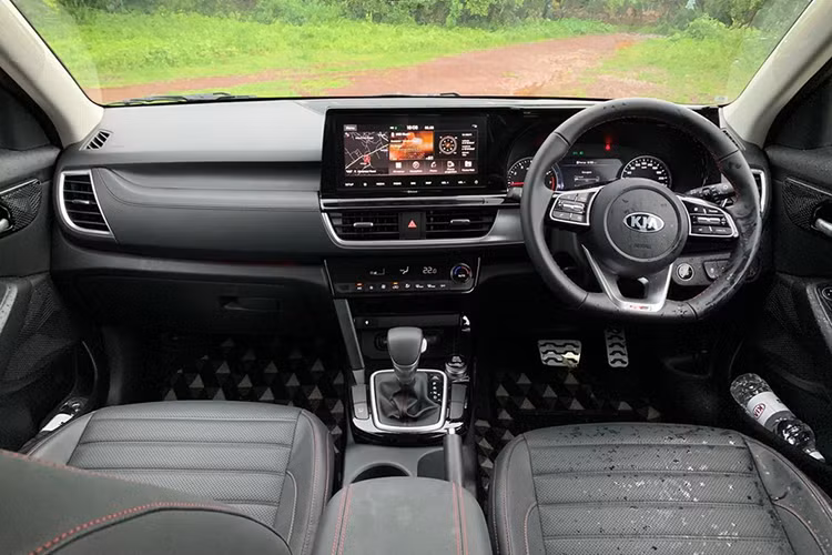 Kia Seltos 2020 dài 4.375 mm, rộng 1.800 mm và cao 1.615 mm hoặc 1.600 mm nếu không có giá nóc trong khi chiều dài cơ sở đạt mức 2.630 mm. Kích thước kể trên mang đến không gian nội thất và khoang hành lý rộng rãi cho mẫu SUV cỡ B mới của Kia. hi hàng ghế sau gập xuống, khoang hành lý của Kia Seltos 2020 có thể tích 1.758 lít.