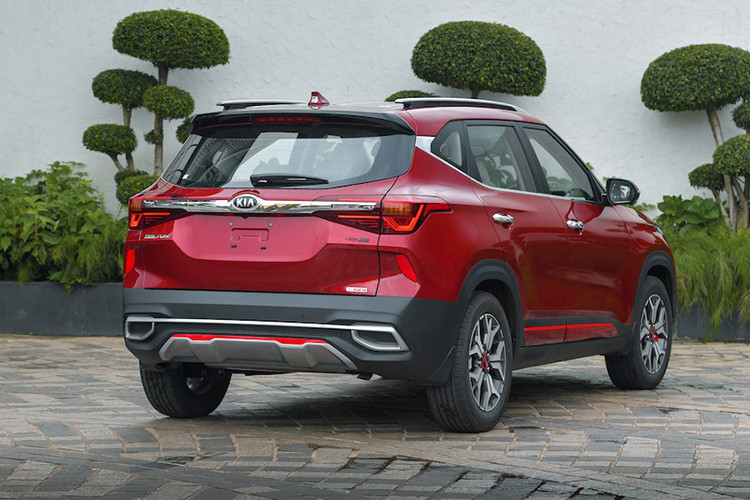 Là mẫu SUV "ngon, bổ, rẻ" nên Kia Seltos hoàn toàn mới đã lập tức gây sốt ở thị trường Nam Á này. Theo hãng Kia, chỉ trong 8 ngày cuối cùng của tháng 8 - tháng đầu tiên được bày bán tại Ấn Độ, Seltos đã mang về doanh số lên đến 6.200 xe. Nói cách khác, cứ mỗi ngày, hãng Kia bán được trung bình 775 chiếc Seltos cho khách hàng Ấn Độ.