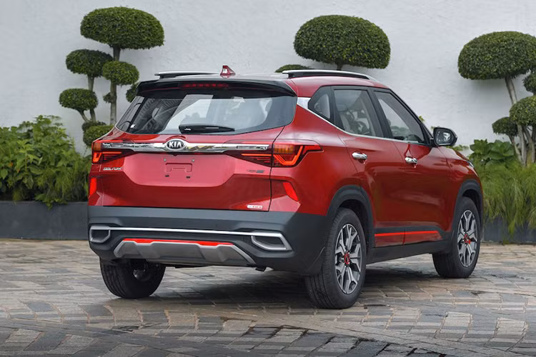 Là mẫu SUV "ngon, bổ, rẻ" nên Kia Seltos hoàn toàn mới đã lập tức gây sốt ở thị trường Nam Á này. Theo hãng Kia, chỉ trong 8 ngày cuối cùng của tháng 8 - tháng đầu tiên được bày bán tại Ấn Độ, Seltos đã mang về doanh số lên đến 6.200 xe. Nói cách khác, cứ mỗi ngày, hãng Kia bán được trung bình 775 chiếc Seltos cho khách hàng Ấn Độ.