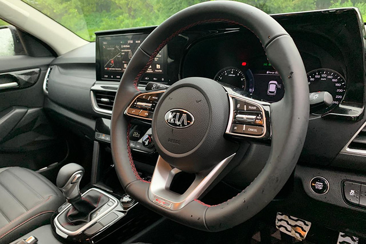 Là SUV giá rẻ nhưng Kia Seltos 2020 lại có trang bị khá ấn tượng. Theo đó, mẫu xe Hàn Quốc này được trang bị cần gạt nước tự động, đèn pha tự động, màn hình thông tin giải trí cảm ứng 10,25 inch, lớn nhất trong phân khúc. Màn hình hiển thị thông tin kính lái, camera 360 độ, hệ thống âm thanh Bose 8 loa, ghế trước làm mát và nội thất bọc da. Nội thất của mẫu SUV cỡ B này sẽ có 2 tùy chọn màu là đen và be phối đen.