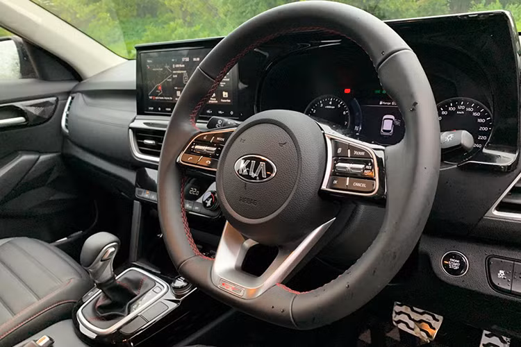 Là SUV giá rẻ nhưng Kia Seltos 2020 lại có trang bị khá ấn tượng. Theo đó, mẫu xe Hàn Quốc này được trang bị cần gạt nước tự động, đèn pha tự động, màn hình thông tin giải trí cảm ứng 10,25 inch, lớn nhất trong phân khúc. Màn hình hiển thị thông tin kính lái, camera 360 độ, hệ thống âm thanh Bose 8 loa, ghế trước làm mát và nội thất bọc da. Nội thất của mẫu SUV cỡ B này sẽ có 2 tùy chọn màu là đen và be phối đen.