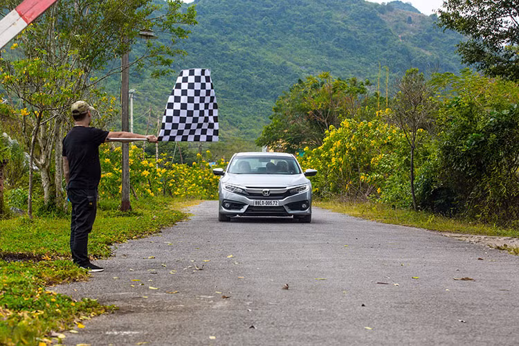 Đặc biệt, Chức năng điều khiển hành trình Cruise Control được các tay lái vận dụng hiệu quả trên cung đường cao tốc, giúp giữ đều chân ga, giảm vòng tua máy. Người thắng cuộc trong hành trình này là người đạt kết quả tiêu hao nhiên liệu ít nhất trong điều kiện vận hành thông thường được đo bằng đồng hồ đo nhiên liệu của xe tại điểm đầu và điểm kết thúc.