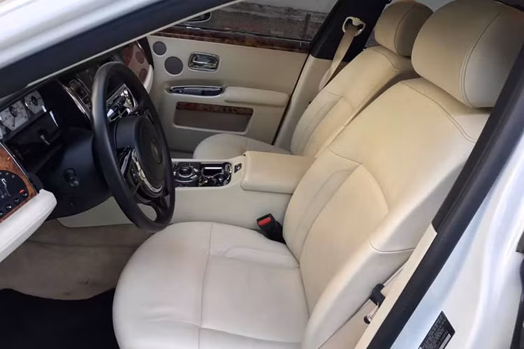 Đặc biệt, hệ thống ghế ngồi bên trong Rolls-Royce Ghost còn được sắp xếp theo “cấu hình rạp hát” sao cho mọi hoạt động vốn không ảnh hưởng đến người lái có thể được điều chỉnh từ ghế sau. Tất cả hoạt động đều được hiển thị trên hai màn hình LCD 9,2 inch đặt trên mặt sau của ghế trước...