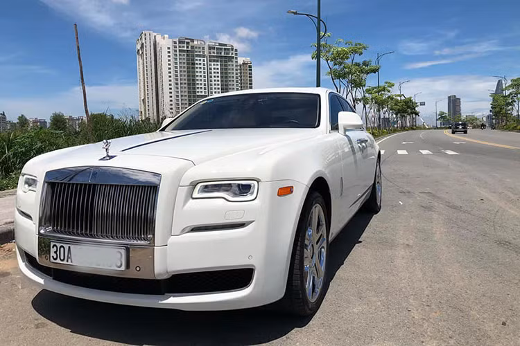 Chiếc xe siêu sang Rolls-Royce Ghost đời cũ trong bài viết này hiện đang được chủ nhân rao bán với mức giá hơn 10 tỷ đồng tại Hà Nội. Trước đó, một số chiếc Ghost khác cũng được rao bán với mức giá khoảng từ 9-11 tỷ đồng, nhưng phải sau một thời gian dài mới tìm được chủ nhân mới.
