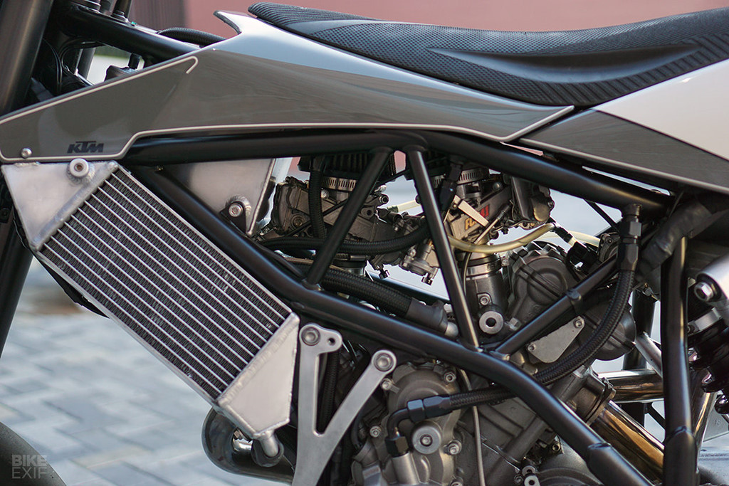 Mẫu xe KTM 950 độ này không quá cầu kì với thân xe đơn giản cùng 2 màu xám trắng pha trộn. Tuy nhiên, việc sắp xếp lại mọi chi tiết trên xe rất phức tạp và mất nhiều công sức. Từ bánh xe, Max chọn bộ vành Marchesini 10 chấu bọc lốp siêu mềm mang phong cách tốc độ. Linh kiện này lấy từ chiếc CBR1000 sau đó được gia công lại phần mayơ để phù hợp với bộ gắp và phuộc của KTM.