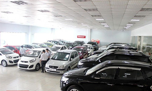 Chờ mỏi mắt không thấy xe ôtô nhập khẩu mới giảm giá, nhiều khách hàng tại Việt Nam đã tìm đến những chiếc xe ôtô cũ để sử dụng.