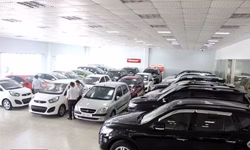 Chờ mỏi mắt không thấy xe ôtô nhập khẩu mới giảm giá, nhiều khách hàng tại Việt Nam đã tìm đến những chiếc xe ôtô cũ để sử dụng.