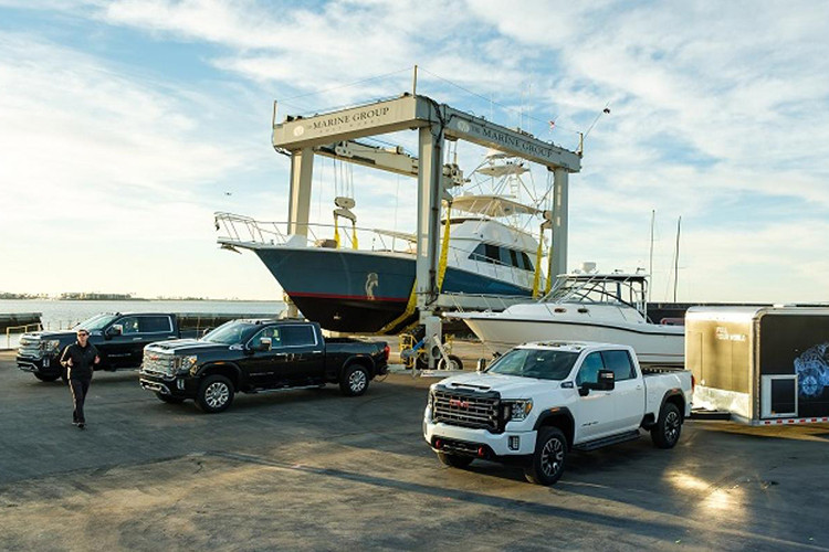 Giá xe GMC Sierra HD 2020 chưa được công bố, nhưng sẽ chính thức bán ra cuối năm nay với hai dòng 2500 HD và 3500 HD.