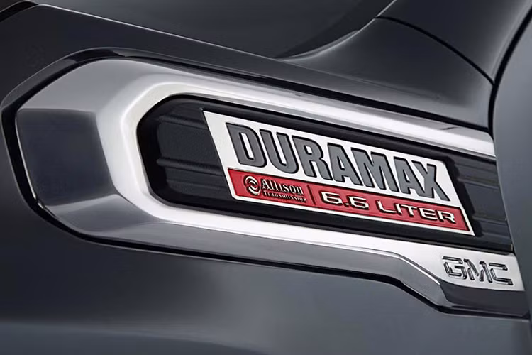 Tất cả phiên bản GMC Sierra HD 2020 sử dụng động cơ diesel Duramax tăng áp dung tích 6.6L, cho công suất 445 mã lực và mô-men xoắn 1233 Nm. Sức mạnh động cơ truyền tới các trục bánh xe qua hộp số tự động 10 cấp Allison hoàn toàn mới. Trọng lượng kéo của xe có thể tới 13,6 tấn.