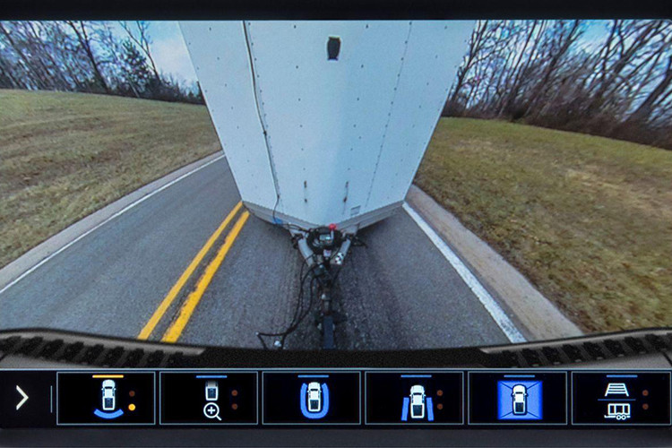 ProGrade Trailering System cung cấp cho người lái khả năng quan sát toàn diện quanh xe qua hệ thống 15 camera, đặc biệt là quan sát rơ moóc phía sau. Hệ thống còn này có thêm tính năng kiểm tra đèn rơ moóc Trailer Light Test.